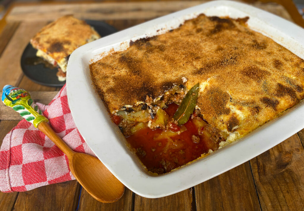 Authentieke-Griekse-Moussaka-met-aubergine-gehakt-en-aardappel