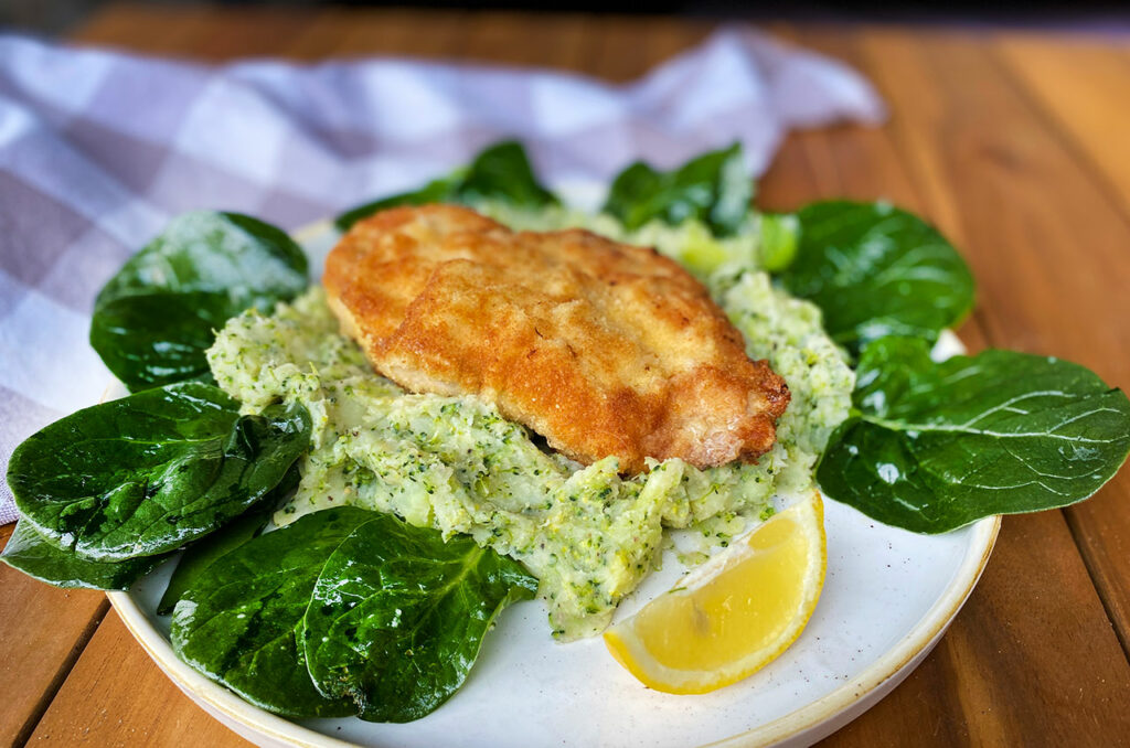 Kip-Kiev-met-aardappel-broccoli-puree. Krokante gevuld ekip uit Oekraine.
