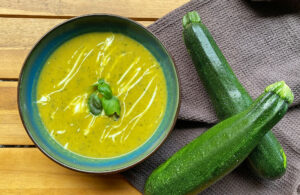 Kruidige courgettesoep met kerrie en paprika snel recept