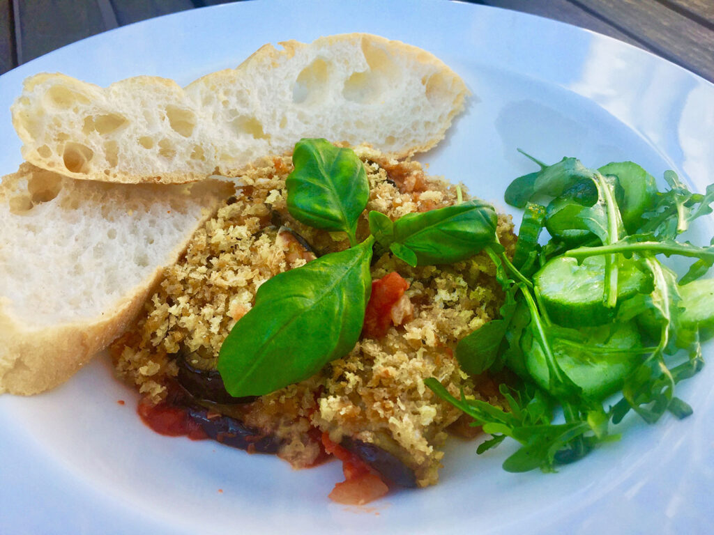 Hoe maak je Italiaanse vegetarische Parmigiana di Melanzane