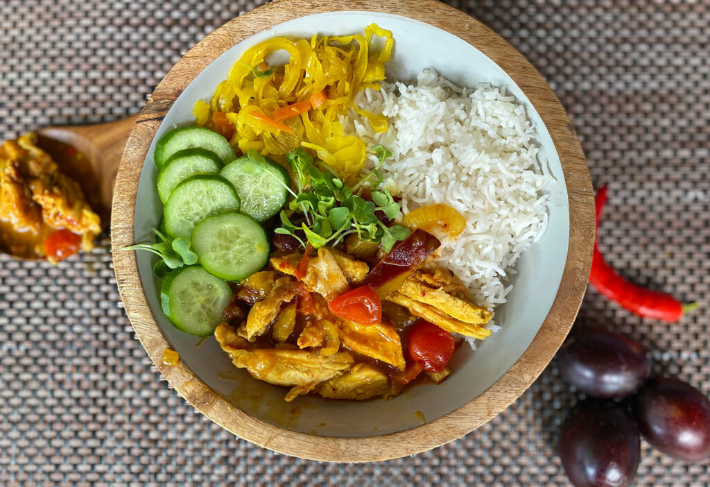 Zoetzure pruimen-tomaten-kipcurry