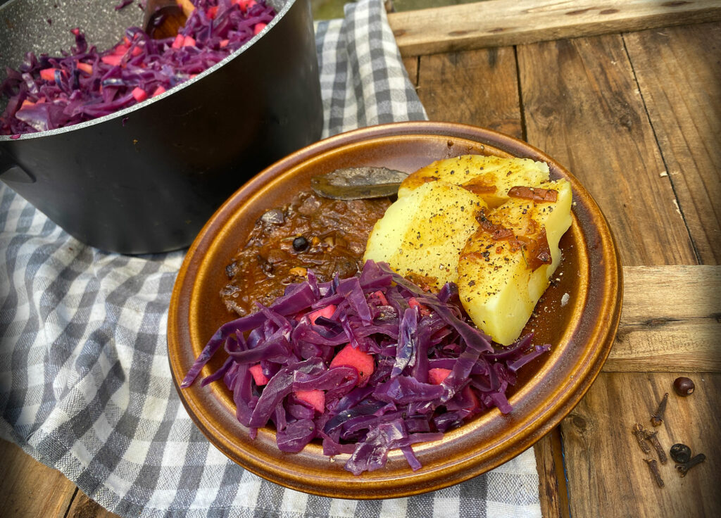 Rode-kool-met-appeltjes-en-draadjesvlees