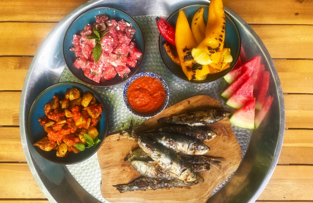 Spaanse-Tapas-Patatas-Bravas-Gegrilde-Sardines-Gevulde-Puntpaprika-en-Watermeloensalade