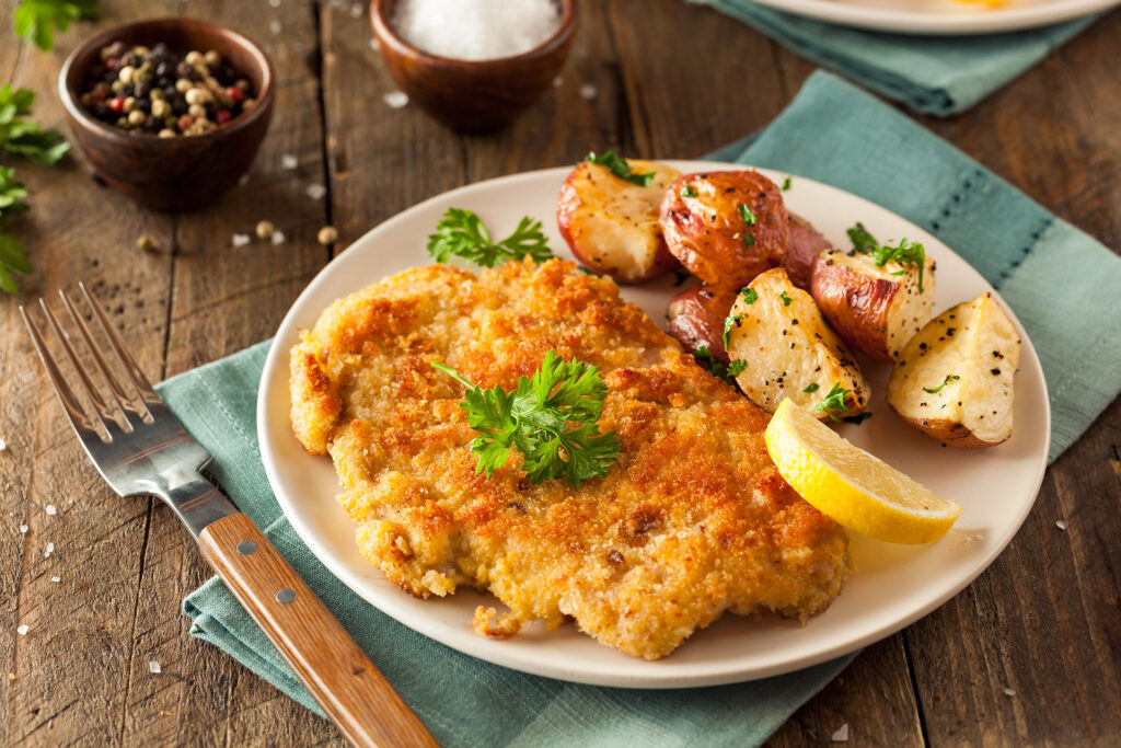 wiener schnitzel van kalfsvlees met kartoffelsalat