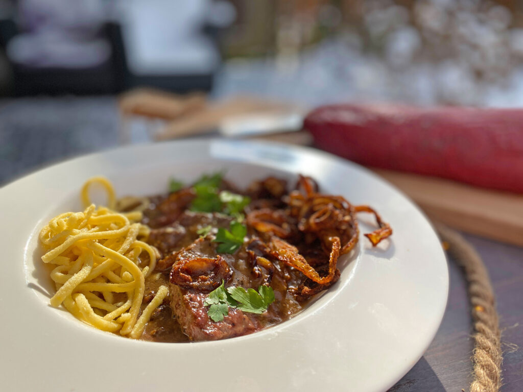 Zwiebel Rostbraten. Oostenrijkse klassieker met rosbief, ui en spätzle
