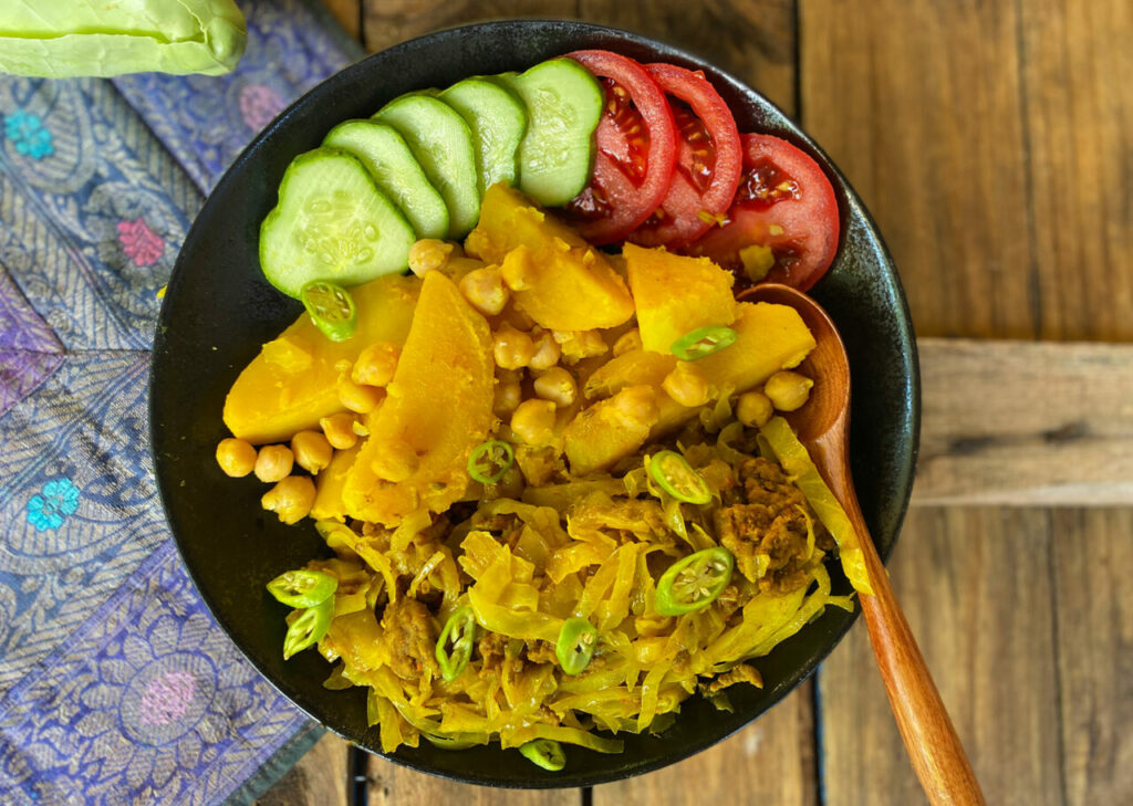 Indiase-spitskoolcurry-met-gehakt-en-aardappel-kikkererwten-masala