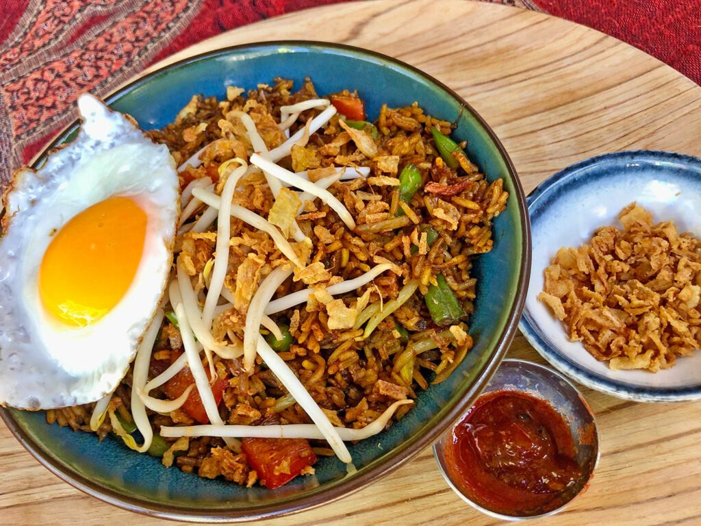 Snelle Nasi Goreng. Indonesisch ontbijt met left-overs.