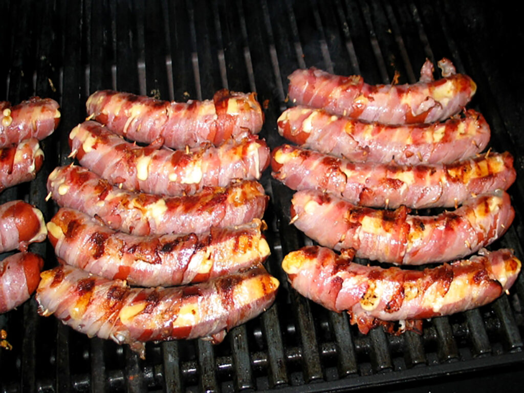 Berner Grillwürstl. Gegrilde worstjes gevuld met kaas en bacon.