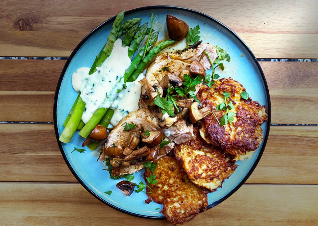 Duitse-Jager-Teller-met-varkenslende-rosti-en-asperges