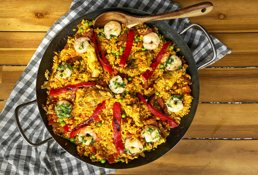 Spaanse Paella-met-chorizo,-kip-en-garnalen