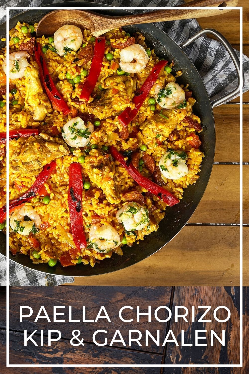 Spaanse Paella-met-chorizo,-kip-en-garnalen