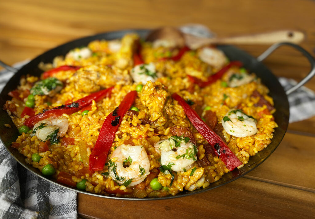 Spaanse-Paella-met-chorizo,-kip-en-garnalen