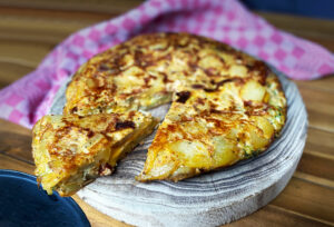 Spaanse-tortilla-met-aardappel-chorizo-en-kaas