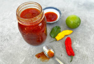Zoetzure-chilisaus-maken-van-Madame-Jeanette,-Habanero,-Carolina-Reaper,-Rawit,-Naga-Jolokia