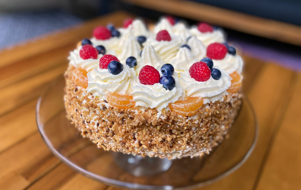 Klassieke-slagroomtaart-met-luchtig-biscuitdeeg-en-vers-fruit