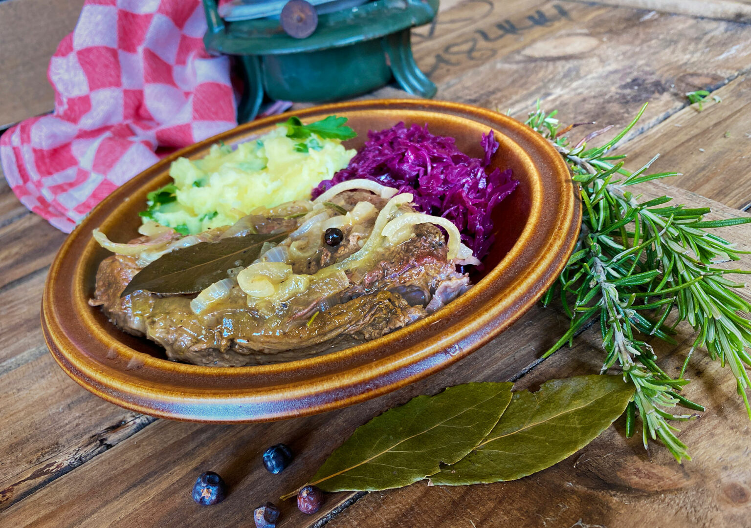 Oma’s draadjesvlees en rode kool met appeltjes. Lekker ouderwets.