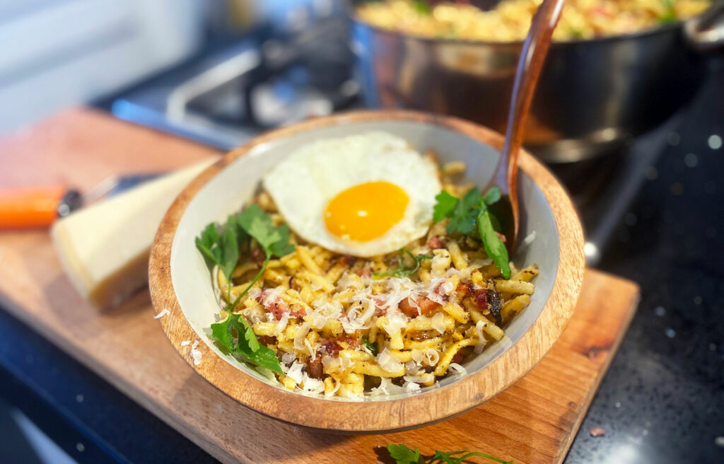 Oostenrijks-wintersport-lunchgerecht.-Opgebakken-spatzle-met-spek-en-ui