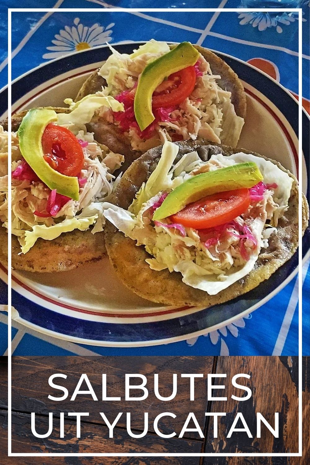 Salbutes uit Yucatan. Krokante maistortilla's met pulled chicken.