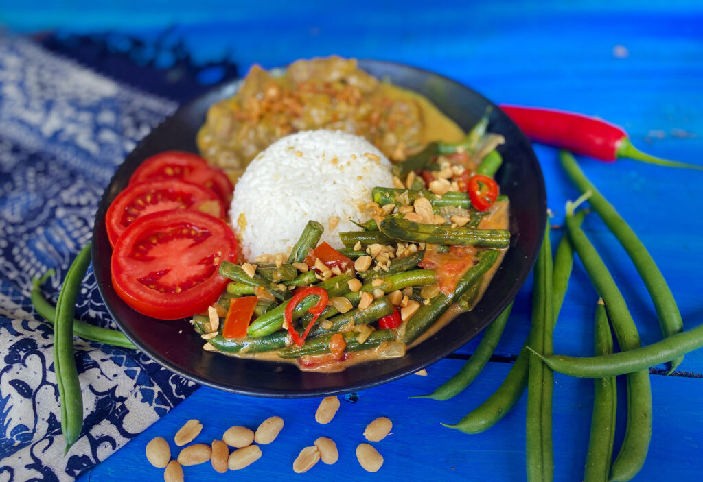 Sambal-goreng-boontjes-sperziebonen-in-een-pittige-Indonesische-kokosmelksaus