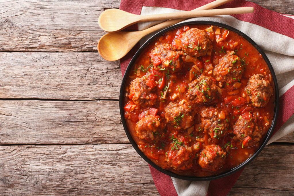 Albondigas-Spaanse-gehaktballetjes-in-kruidige-tomatensaus-tapas-gerecht
