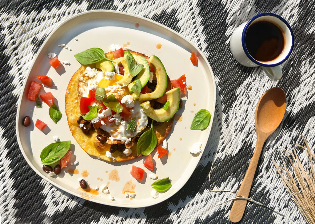 Huevos Rancheros voor op de camping met avocado en zwarte bonen