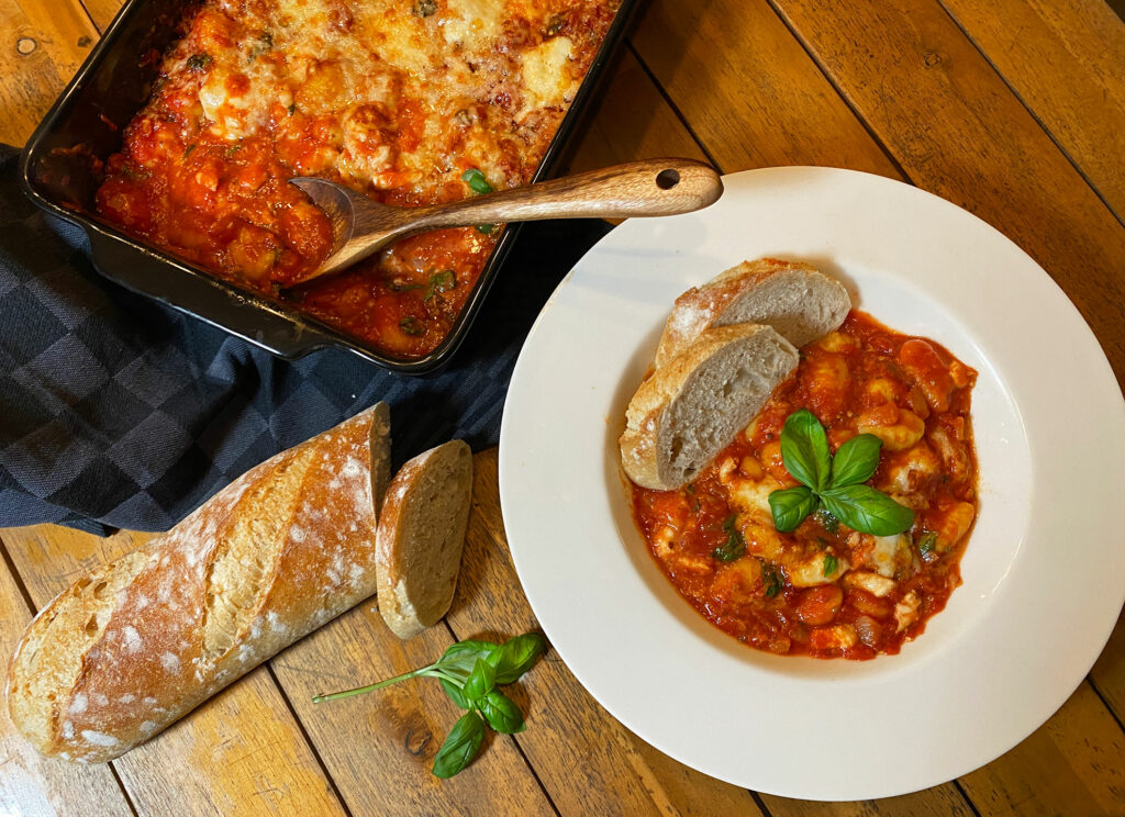 Gnocchi-alla-Sorrentina.-Italiaanse-vegetarische-ovenschotel-met-mozzarella
