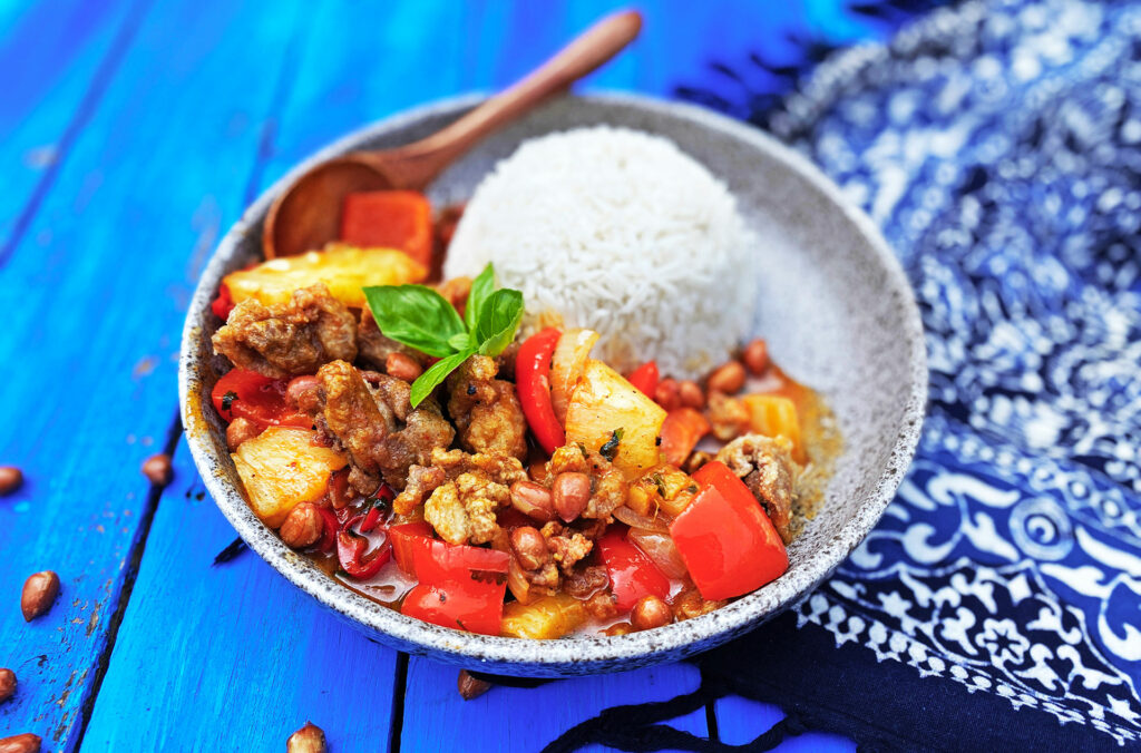 Maak-Thai-Chicken-Pineapple-zoals-bij-een-streetfood-stalletje-in-Bangkok