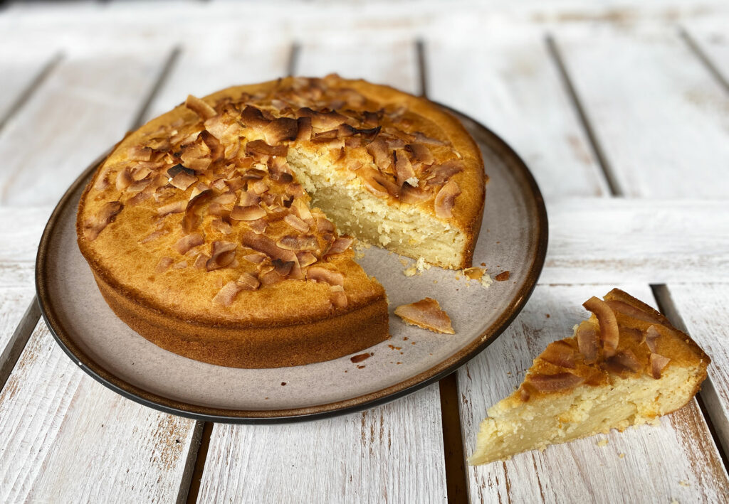 Tropische ananas kokoscake van overgebleven ananassap uit blik duurzaam en lekker