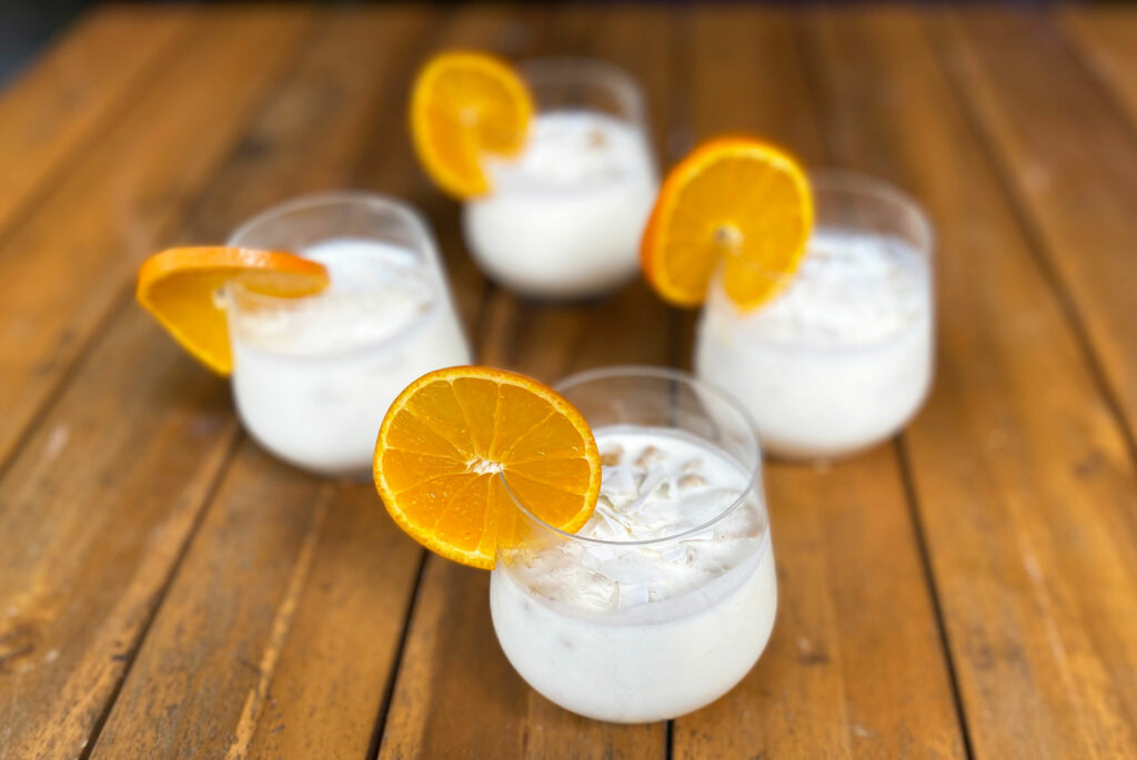 Frisse Yoghurt desserts van overgebleven ananassap uit blik