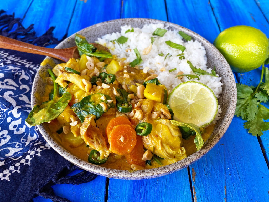 Hoe maak je zachte kruidige Thaise gele kip curry