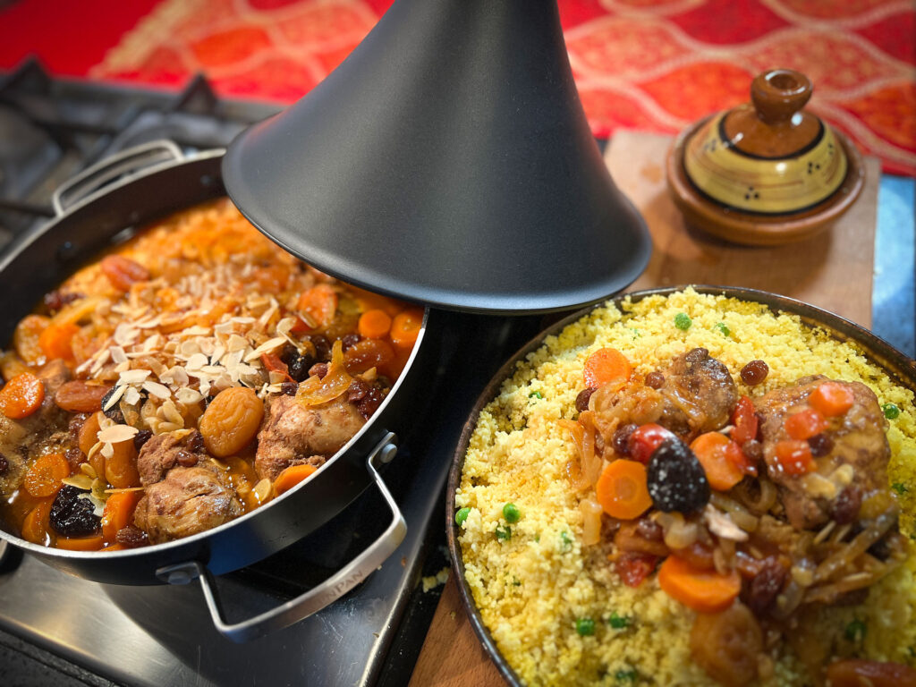 Marokkaanse tajine met kip, abrikozen, pruimen en amandelen met couscous