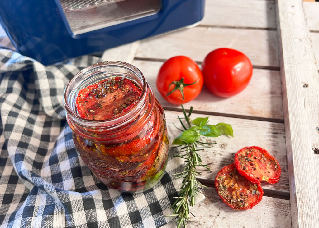 Zongedroogde tomaten maken in de voedseldroger