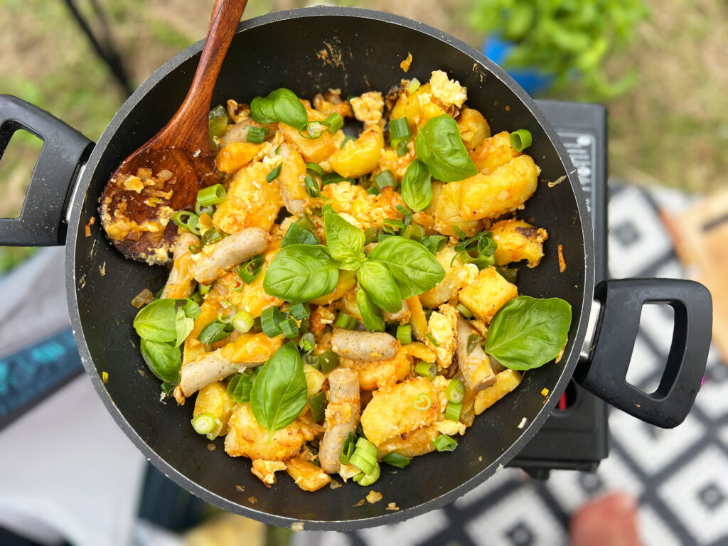 Koken op de camping met houdbare producten. Mountain Man Breakfast