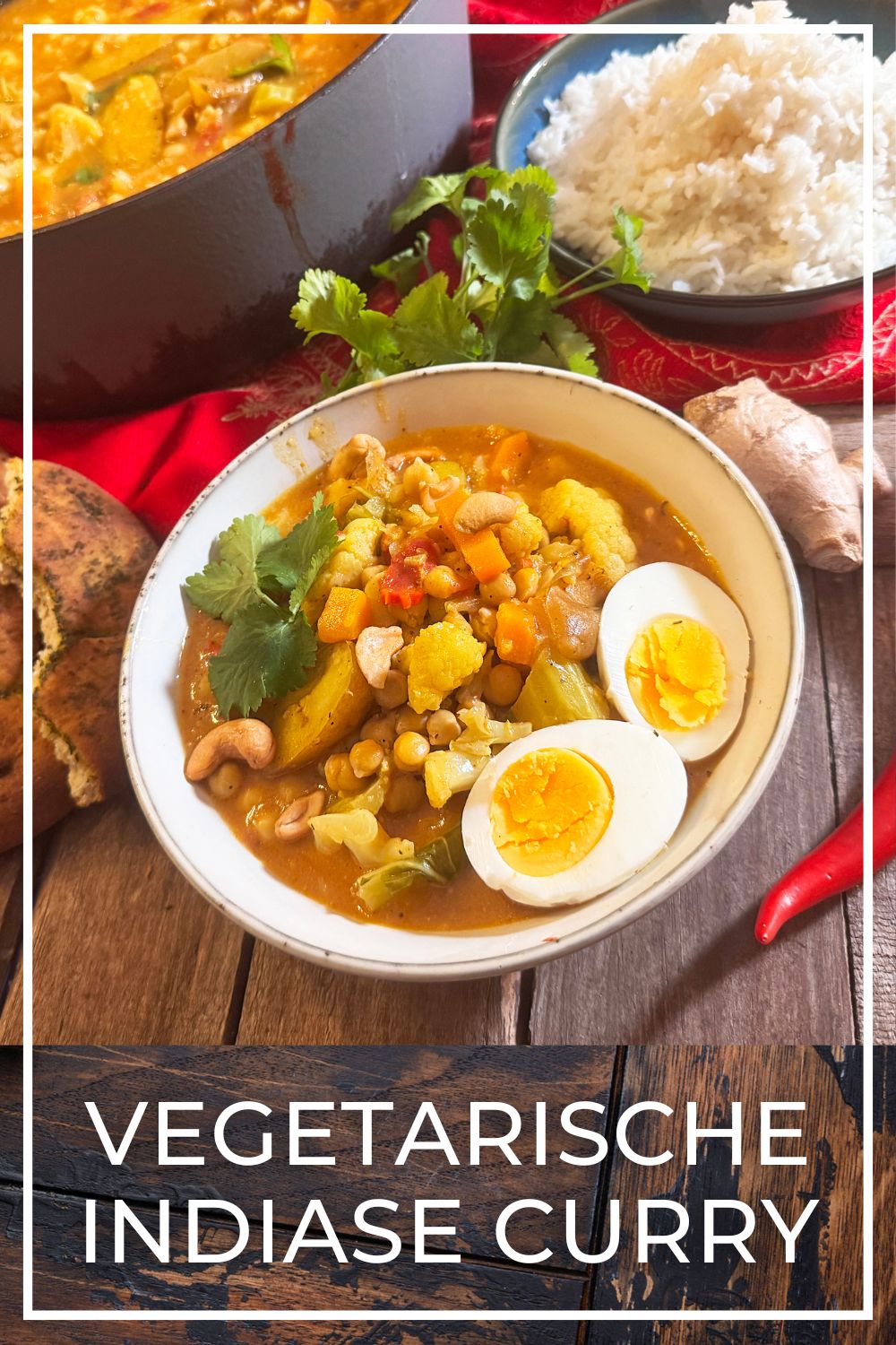 Rijke en kruidige Indiase curry met kikkererwten en bloemkool, gegarneerd met cashewnoten en koriander