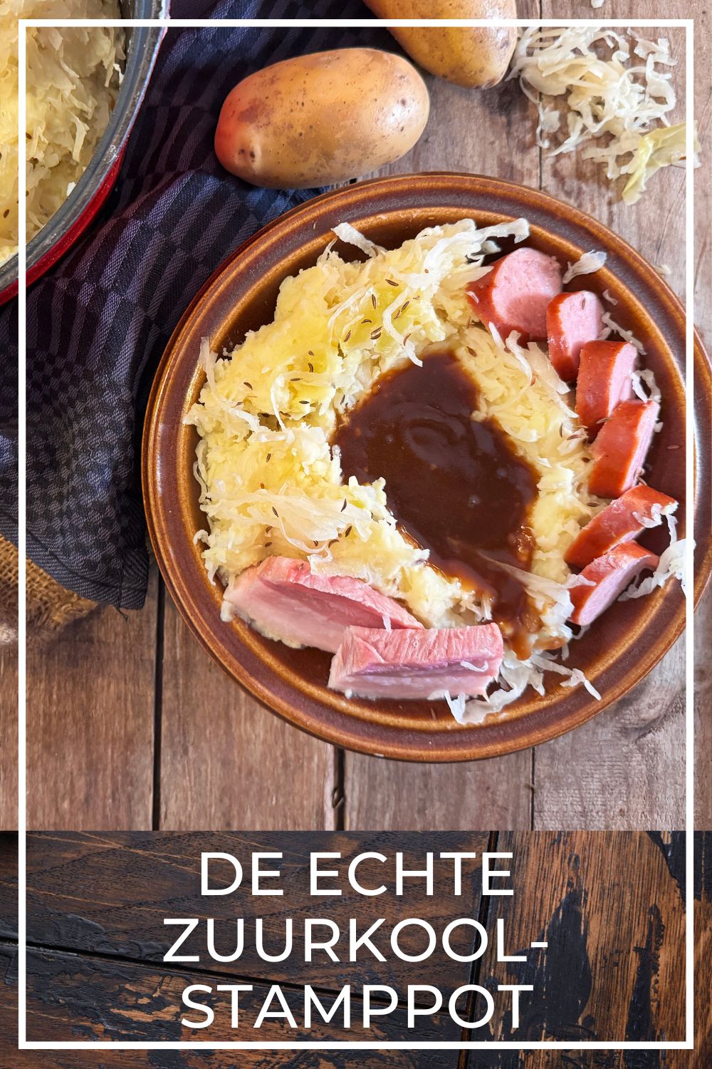 Traditionele zuurkoolstamppot met een kuiltje jus, plakjes rookworst en spek, zoals in 1935 werd gegeten