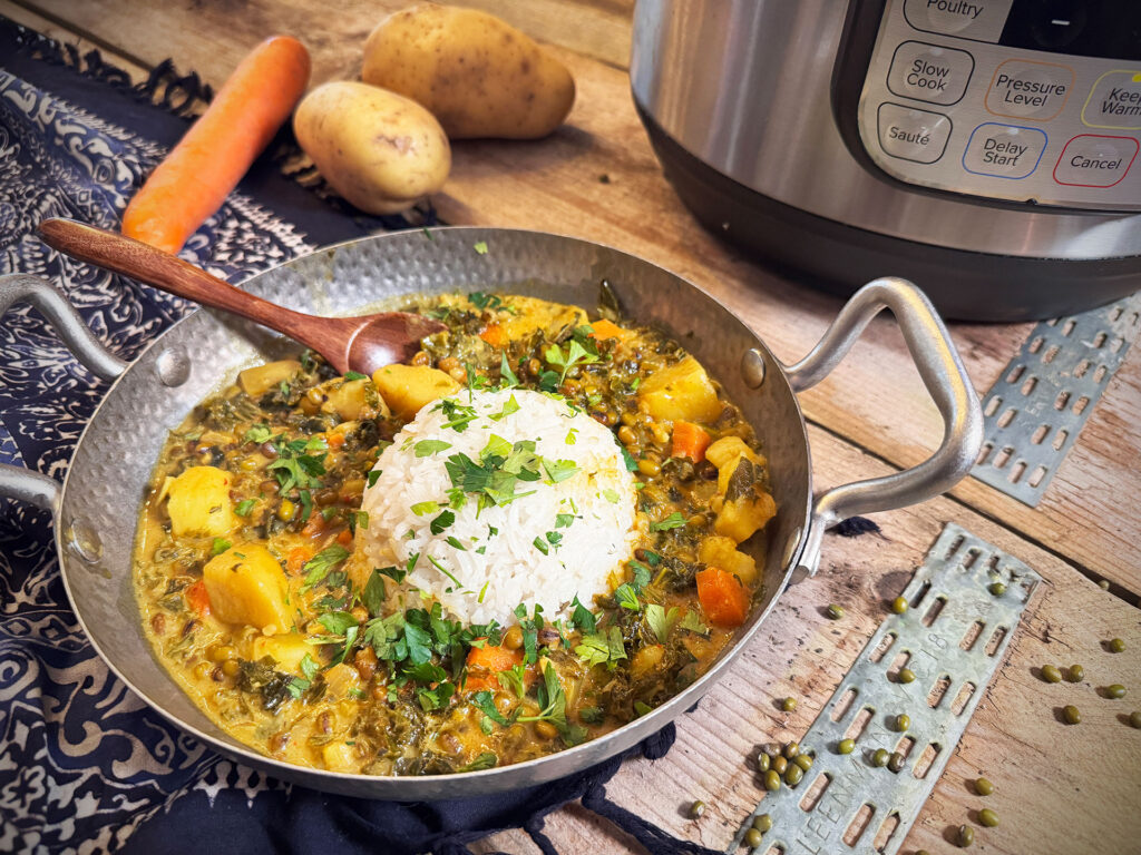 Kom met romige mungbonen curry en boerenkool, geserveerd met rijst