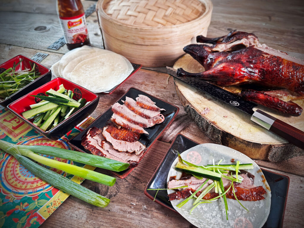 Zelfgemaakte Peking duck wrappers met saus en groenten