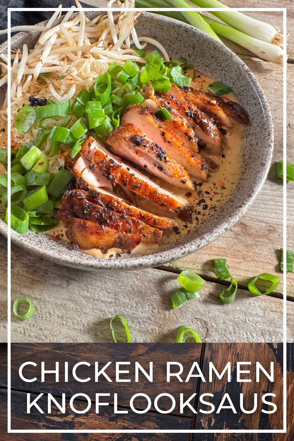 Close-up van de spicy kip in een romige knoflooksaus, perfect gecombineerd met ramen noodles