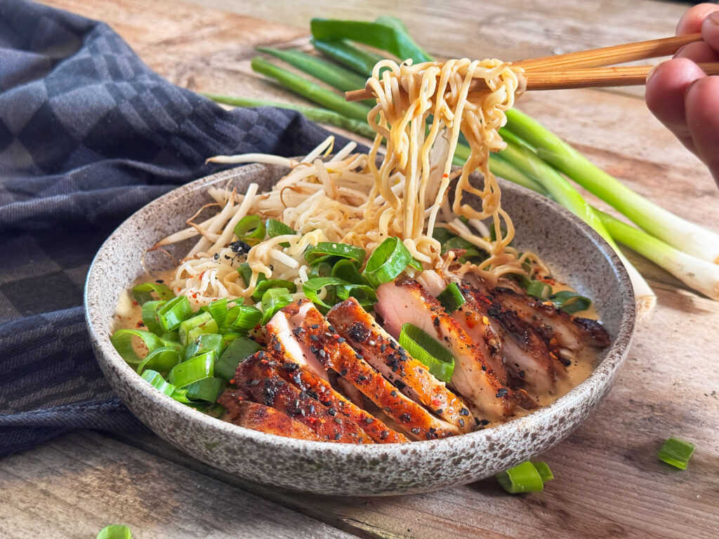 Een budgetvriendelijk Japanse ramen gerecht, klaar om geserveerd te worden