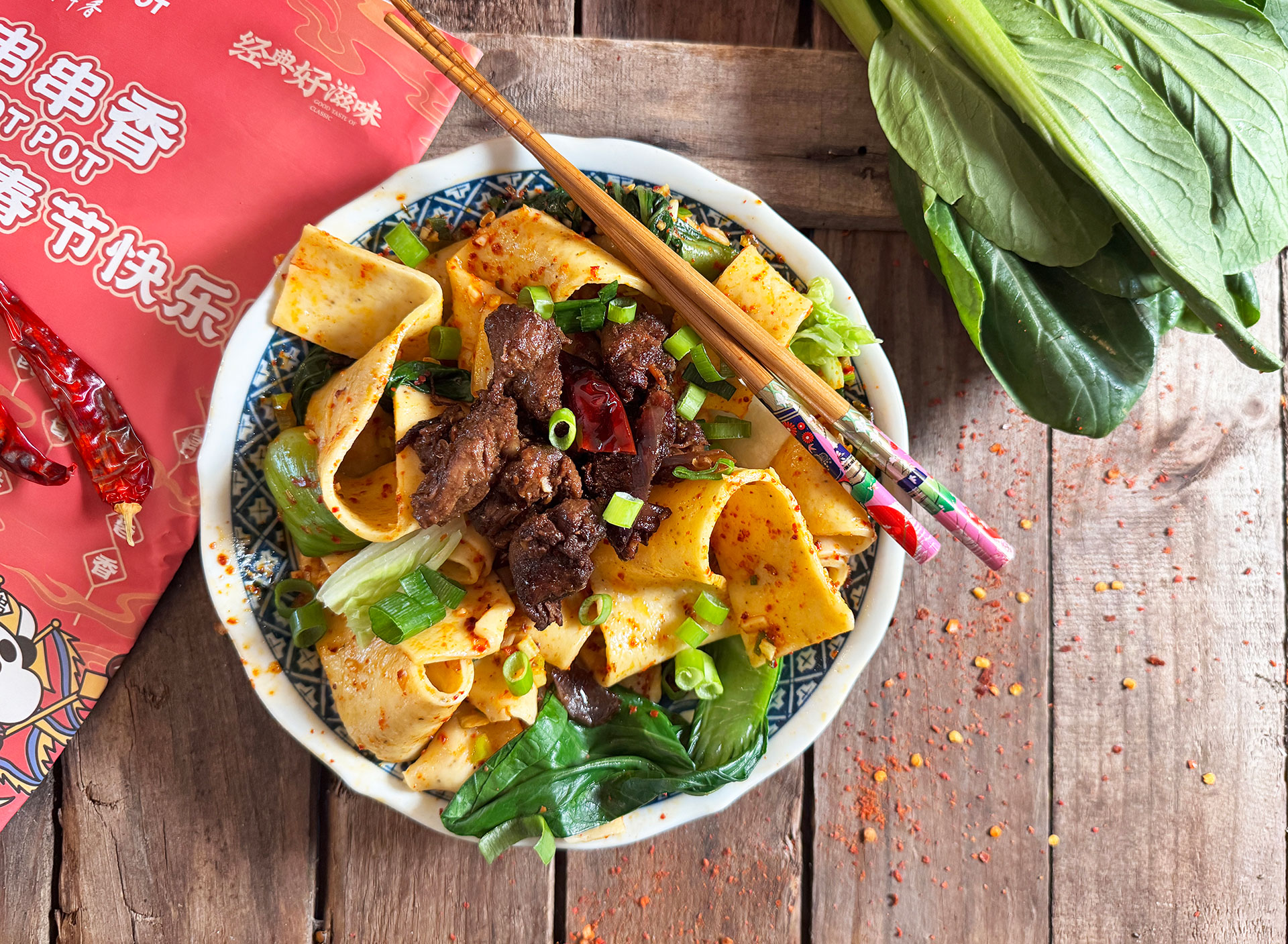 Zelfgemaakte Bjang Bjang noodles in een bowl met groenten, vlees en chili-olie