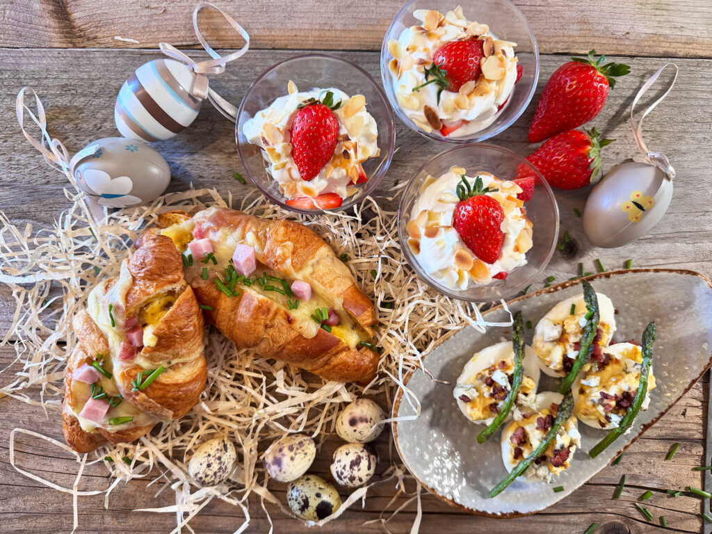 Paasbrunch met aarbeiglaasjes, gevulde croissants en deviled eggs