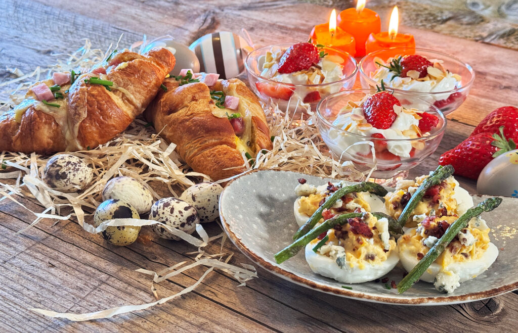 Paasbrunch serveerglaasje met aardbei, Griekse yoghurt en geroosterd amandelschaafsel in een glas
