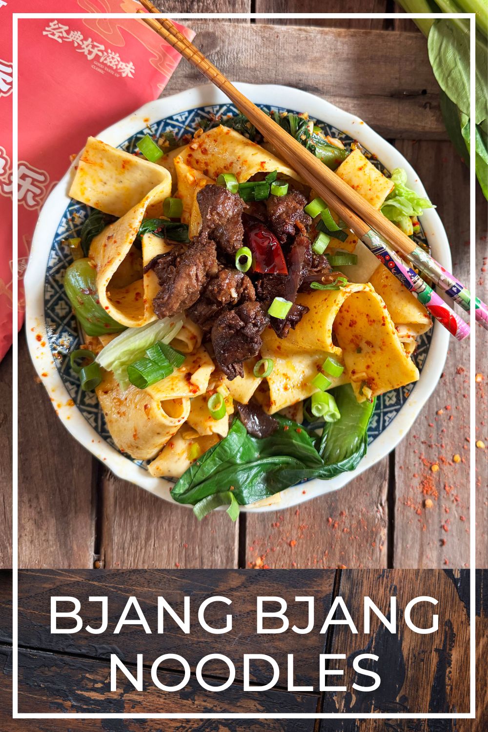 Afgewerkte bowl Bjang Bjang noodles met bosui en sesamzaadjes