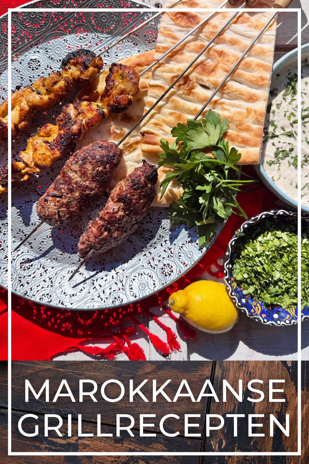 Gemarineerde kip en rundvlees op houten spiesen klaar voor de grill