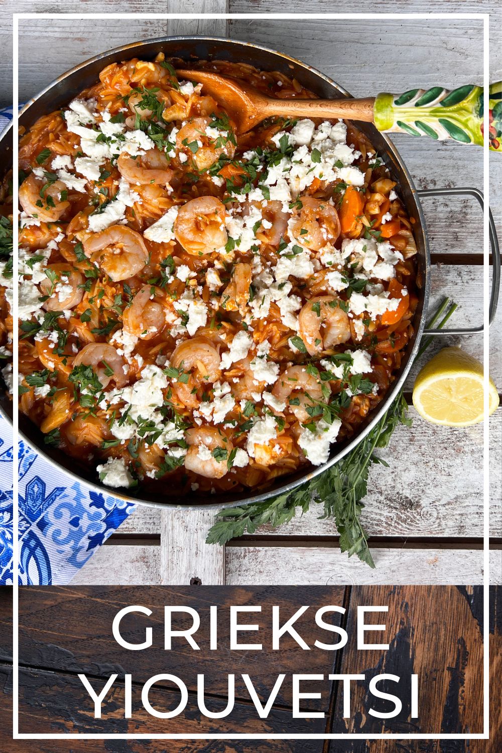 Close-up van orzo met tomatensaus, gamba’s en gesmolten feta