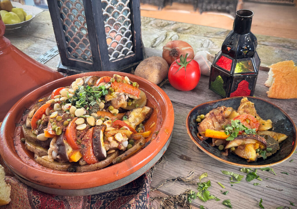 Marokkaanse tajine geserveerd met platbrood en koriander