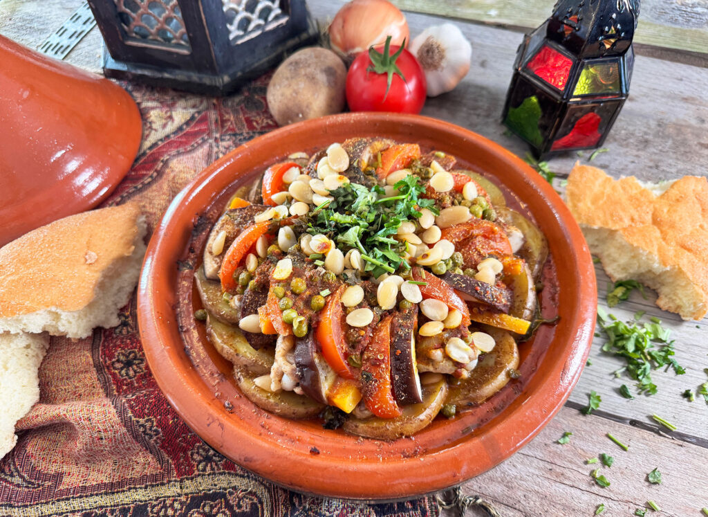 Marokkaanse tajine met kip, aardappel en groenten geserveerd in een aardewerken schaal