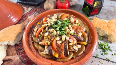 Marokkaanse tajine met kip, aardappel en groenten geserveerd in een aardewerken schaal