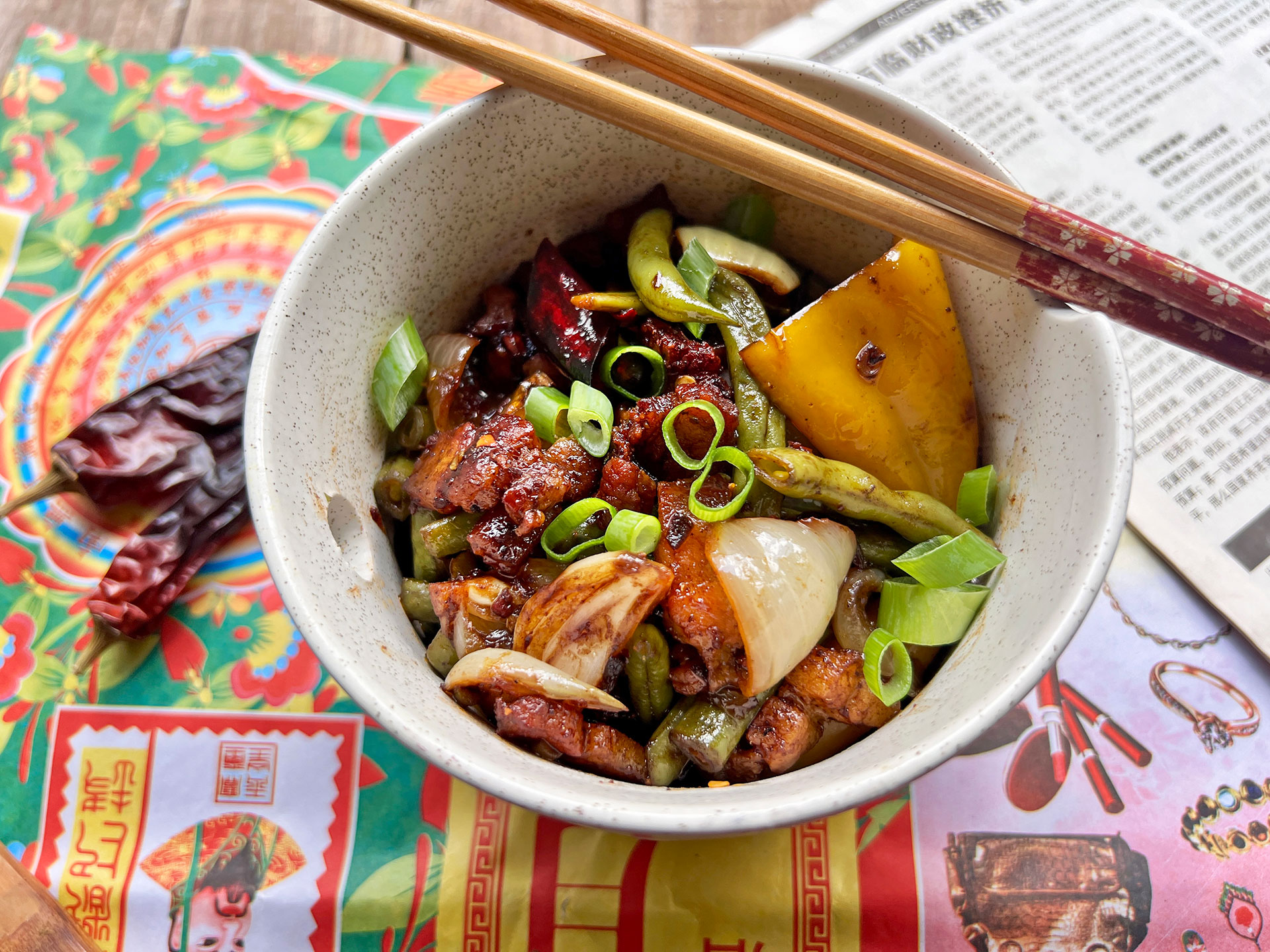 fusiongerecht met speklap, sperziebonen en paprika uit de wok