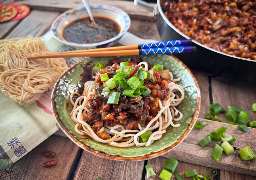 hinese streetfoodstijl noedels met moderne twist geserveerd in een kom
